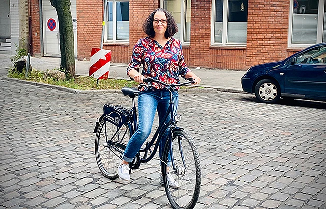 Foto einer Frau mit ihrem Fahrrad
