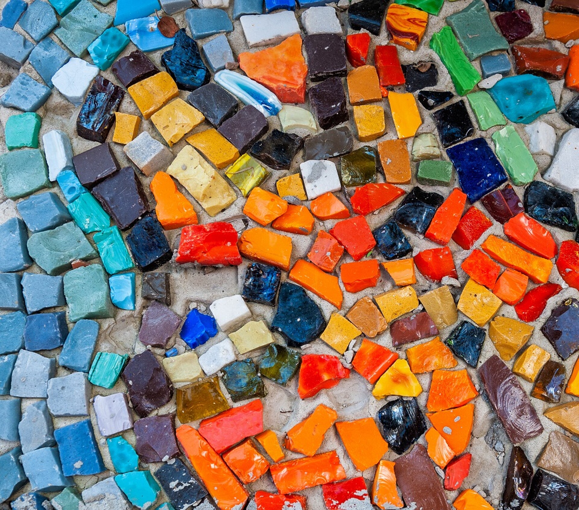 Foto eines Mosaiks aus verschiedenen, bunten Fliesen.