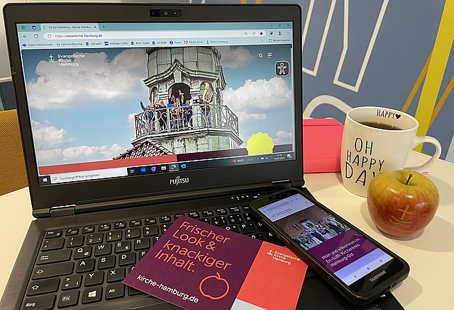 Auf dem Foto ist ein Bildschirm zu sehen, der die neue Kirche Hamburg Seite geöffnet hat