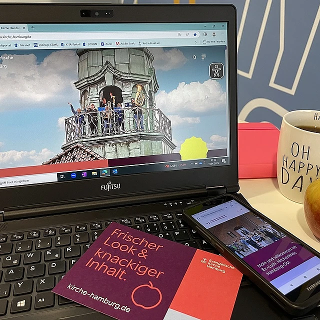 Auf dem Foto ist ein Bildschirm zu sehen, der die neue Kirche Hamburg Seite geöffnet hat