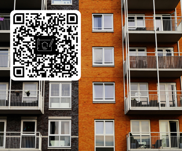 Foto einer Hausfassade mit mehreren Wohnungen und ein QR-Code zum Scannen mit dem Smartphone