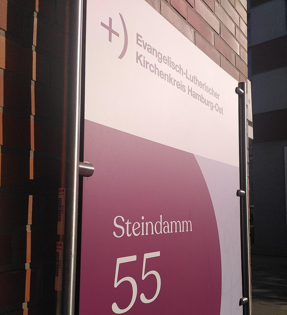 Foto des Außenschildes mit der Adresse: Steindamm 55 sowie dem Logo mit Schriftzug: Evangelisch Lutherischer Kirchenkreis Hamburg Ost 