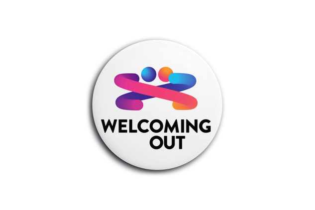 Abbildung eines Ansteck-Buttons mit dem bunten Welcoming Out Logo und Schriftzug