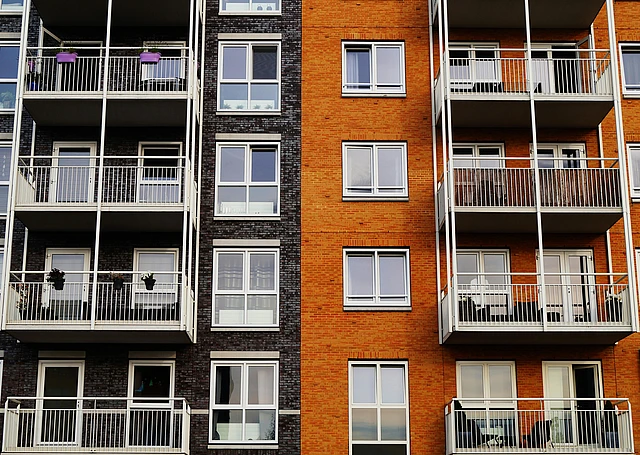Foto einer Hausfassade mit mehreren Wohnungen