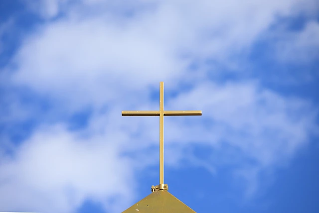 Kirchturmspitze mit Kreuz